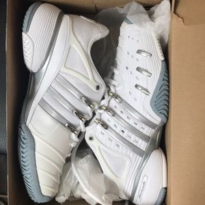 Barricade V W tennis shoes never worn before